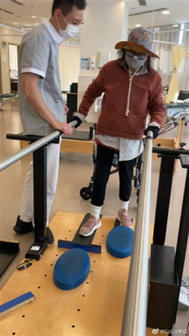 李玟妈妈忍痛努力復健。（图／翻摄李玟微博）