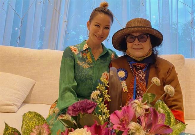 李玟7月才帮妈妈过生日，母女感情很好。(图/翻摄自李玟微博)