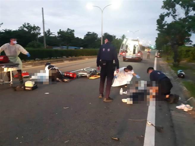 台东大学6人相约看日出，其中1辆机车自撞2人命危，救护人员到场抢救。（民眾提供／蔡旻妤台东传真）