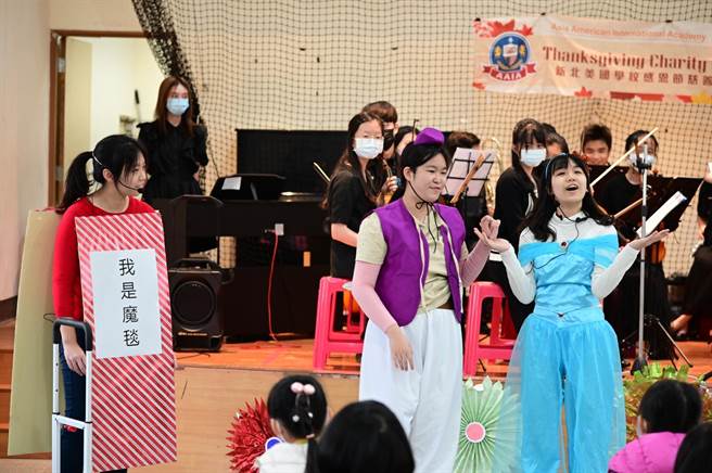 新北美国学校校长Mr.Stephen Cravak带领30多位管弦乐社团师生，24日到金山国小举办感恩节音乐会，现场演奏迪士尼金曲，搭配英语教学，希望藉由音乐互动的校际交流，让校园充满浓浓的温暖气氛。（教育局提供）
