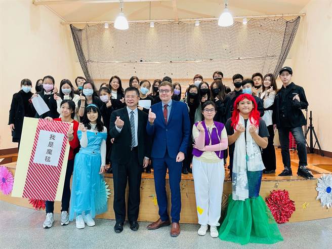 新北美国学校校长Mr.Stephen Cravak带领30多位管弦乐社团师生，24日到金山国小举办感恩节音乐会，现场演奏迪士尼金曲，搭配英语教学，希望藉由音乐互动的校际交流，让校园充满浓浓的温暖气氛。（教育局提供）