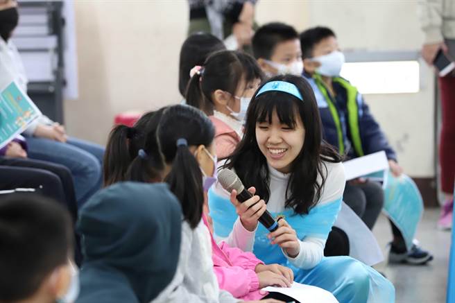 新北美国学校校长Mr.Stephen Cravak带领30多位管弦乐社团师生，24日到金山国小举办感恩节音乐会，现场演奏迪士尼金曲，搭配英语教学，希望藉由音乐互动的校际交流，让校园充满浓浓的温暖气氛。（教育局提供）