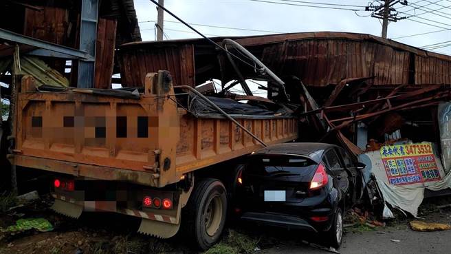 桃園大園交流道附近嚴重車禍，今早有3輛車撞在一起，3輛車分別為砂石車、箱型車及自小客車 3台車車禍，目前統計有6名傷患。（大園警分局提供／陳夢茹桃園傳真）