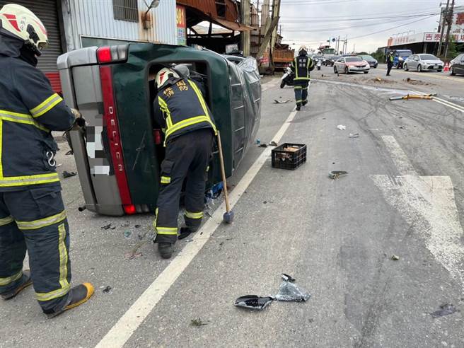 桃園大園交流道附近嚴重車禍，今早有3輛車撞在一起，4人受傷、1人受困搶救中、1人命危。（消防局提供／陳夢茹桃園傳真）