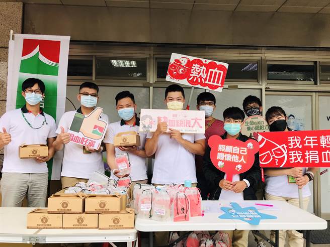 信义房屋台南区的同仁发起捐血活动，不但亲自挽袖捐血，还准备小礼物给捐血民眾。(图/信义房屋提供)