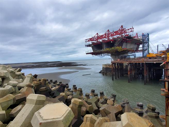 陪總統視察藻礁  鄭文燦：三接跟藻礁共生已經是現在進行式。曾薏蘋攝