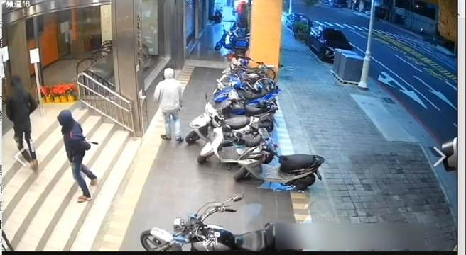 高雄市王男组暴力讨债集团，今年6月间介入一间商务旅馆经营权纠纷，3恶煞身穿帽Ｔ运动装扮，持铁鎚砸毁大门。（翻摄照片／石秀华高雄传真）