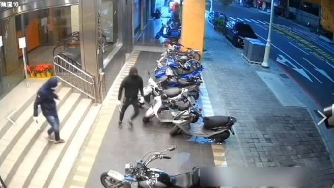 其中2嫌持铁鎚砸毁大门后，快步离开现场，犯行被监视器录下。（翻摄照片／石秀华高雄传真）