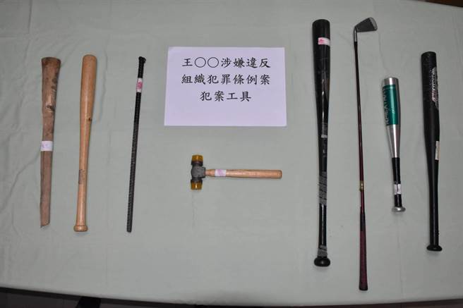 警方查扣王嫌所组暴力讨债集团使用的球棒、铁鎚等犯案工具。（翻摄照片／石秀华高雄传真）