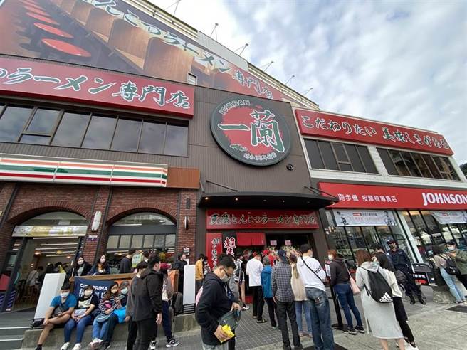 台中一蘭拉麵開幕，吸引大批人潮朝聖。（盧金足攝）