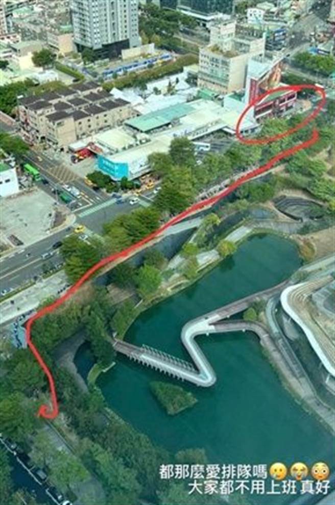 網友分享俯瞰照，意外暴露自己住在豪宅裡。（翻攝爆廢公社公開版）