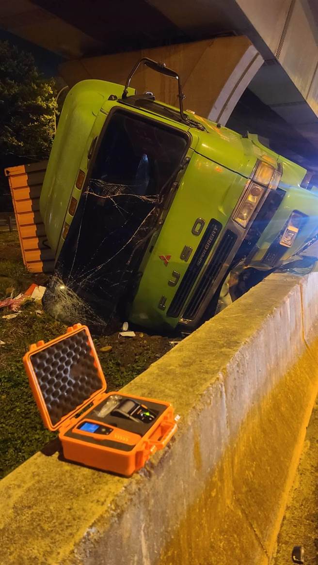 桃園市中壢區，一輛聯結車25日早上4時4分疑似閃避不明物體，失控翻車。（翻攝照片）