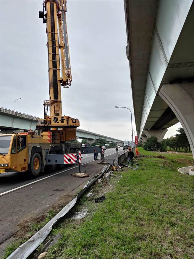 桃園市中壢區，一輛聯結車25日早上4時4分疑似閃避不明物體，失控翻車。（翻攝照片