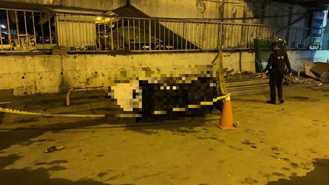 61岁詹姓街友今（25日）凌晨3时许，新北市新店区秀朗桥下被发现全身着火、痛苦哀号，警、消获报抵达时，詹男已无生命迹象、全身焦黑。（翻摄画面）