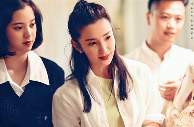 李冰冰出演真人秀《奇遇·人間角落》，擔任「寵物擺渡員」，勾起昔日陰霾。(翻攝自奇遇人間角落官方微博)