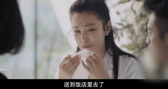 李冰冰透露因為搬家，昔日愛犬交託給新屋主，沒想到狗狗被賣去狗肉飯店屠宰，說到此事，不禁在鏡頭前飆淚。(翻攝自奇遇人間角落官方微博)