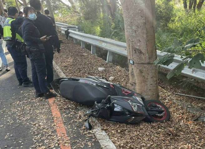 彰化1名19岁男大生骑车行经县道139线9.2K处，高速过弯下失控自摔衝向对向，头部当场撞击路树，口鼻冒出鲜血昏迷，事后送医不治。（警方提供）
