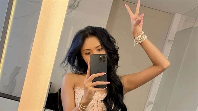 华莎近日推出新专辑在社群平台上晒出辣照。（图／IG@_mariahwasa）