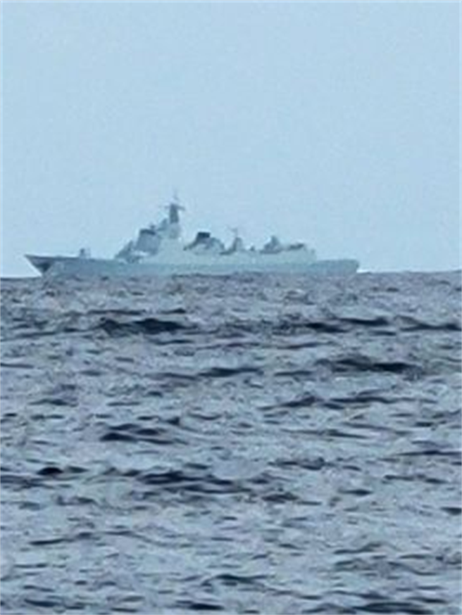 大陆海军052D驱逐舰、054A护卫舰和071船坞登陆舰三艘舰艇现身东部外海，船身被清楚被拍下，图为052D驱逐舰。(读者授权提供)