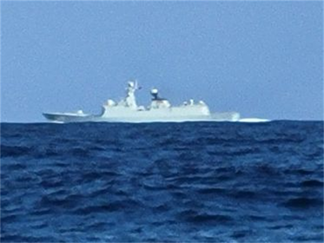 大陆海军052D驱逐舰、054A护卫舰和071船坞登陆舰三艘舰艇现身东部外海，船身被清楚被拍下，图为054A护卫舰。(读者授权提供)