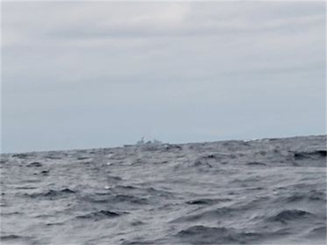我海军济阳级巡防舰也一路尾随紧跟在大陆舰队后方进行监控。(读者授权提供)