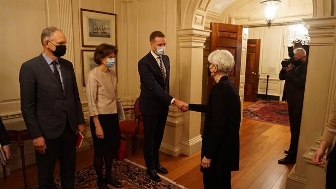 随着台湾在维尔纽斯设立办事处，让北京祭出经济制裁，立陶宛外长蓝斯柏吉斯出访美国，商讨如何减低对陆依赖。图为蓝斯柏吉斯与美国副国务卿雪蔓（Wendy Sherman）(右)会面。(图/立陶宛外交部)