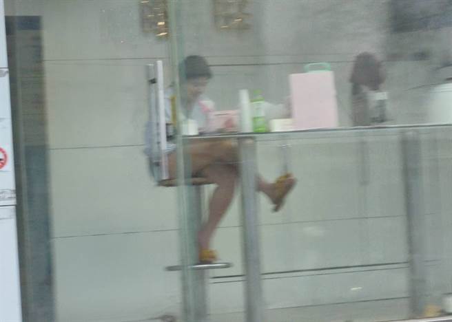 槟榔西施是台湾特有风景之一，不过有网友发现不只槟榔摊越来越少，连槟榔西施都不见踪影，让他相当好奇。（本报系资料照）