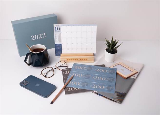 （長榮鳳凰酒店2022智愛有你公益桌曆，銷售所得60％將捐贈給蘭智基金會。圖／礁溪長榮鳳凰酒店提供）