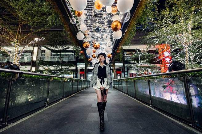 新光三越台北信義新天地打造沉浸式「幸福耶誕聚落」有「17米訂製夢幻灰希望之樹」、「星空廊道」（圖）、「迷霧森林」、「愛的魔鏡」。（新光三越提供）