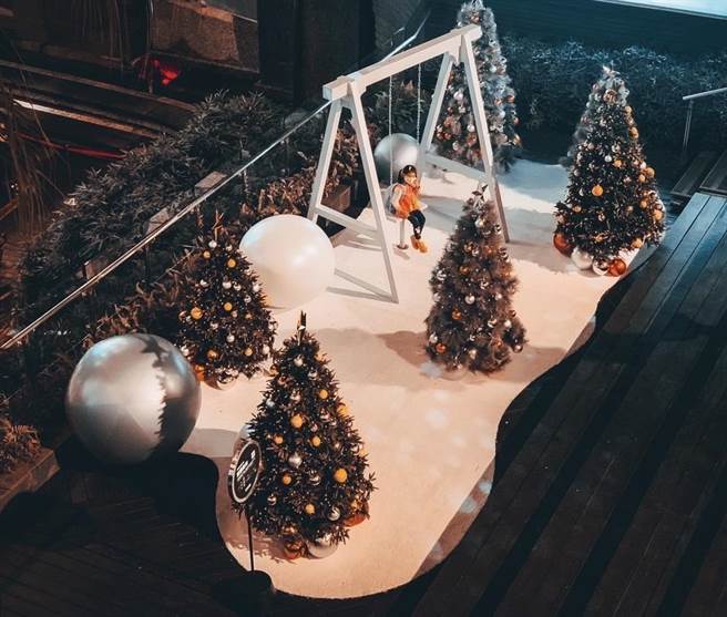 新光三越台北信義新天地打造沉浸式「幸福耶誕聚落」有「17米訂製夢幻灰希望之樹」、「星空廊道」、「迷霧森林」（圖）、「愛的魔鏡」。（新光三越提供）