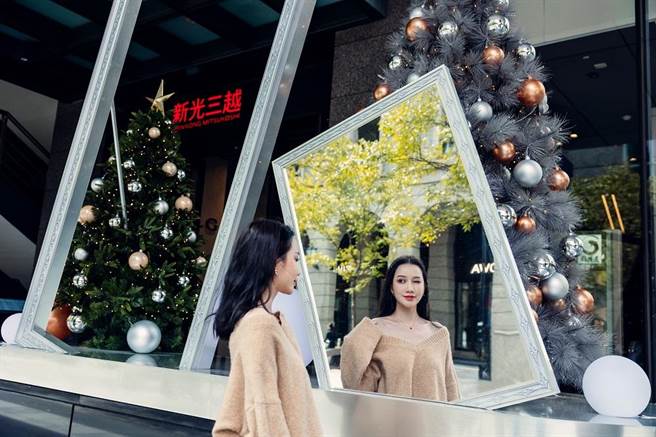 新光三越台北信義新天地打造沉浸式「幸福耶誕聚落」有「17米訂製夢幻灰希望之樹」、「星空廊道」、「迷霧森林」、「愛的魔鏡」（圖）。（新光三越提供）