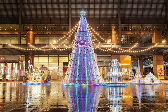 新光三越台中中港店「奇幻銀白耶誕村」（圖）有「美國時尚巡禮」、「法國浪漫之夜」、「西班牙魔幻噴泉」。（新光三越提供）