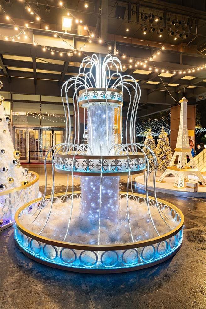 新光三越台中中港店「奇幻銀白耶誕村」有「美國時尚巡禮」、「法國浪漫之夜」、「西班牙魔幻噴泉」（圖）。（新光三越提供）