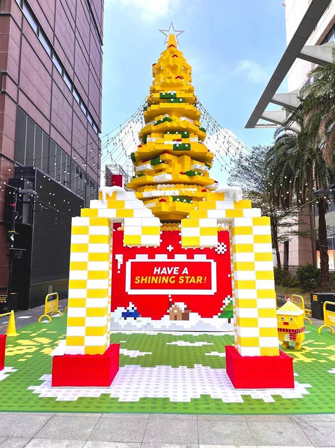 新光三越台南新天地有「希望耶誕積木樹」（圖），還有「希望禮物盒」。（新光三越提供）