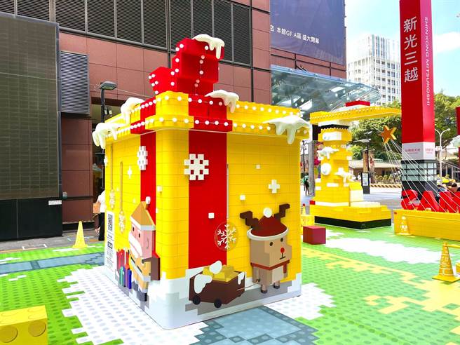 新光三越台南新天地有「希望耶誕積木樹」，還有「希望禮物盒」（圖）。（新光三越提供）