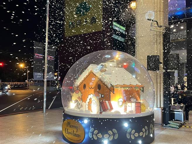 新光三越台南中山店「咖波巨型水晶球」。（新光三越提供）