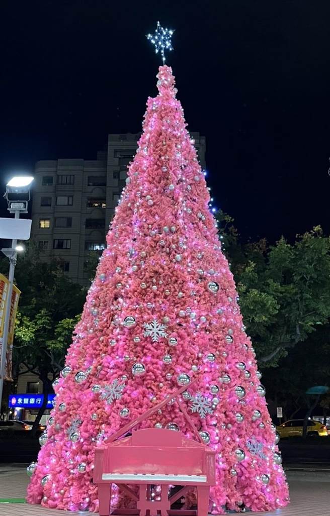 新光三越台北天母店「粉紅希望耶誕樹」。（新光三越提供）