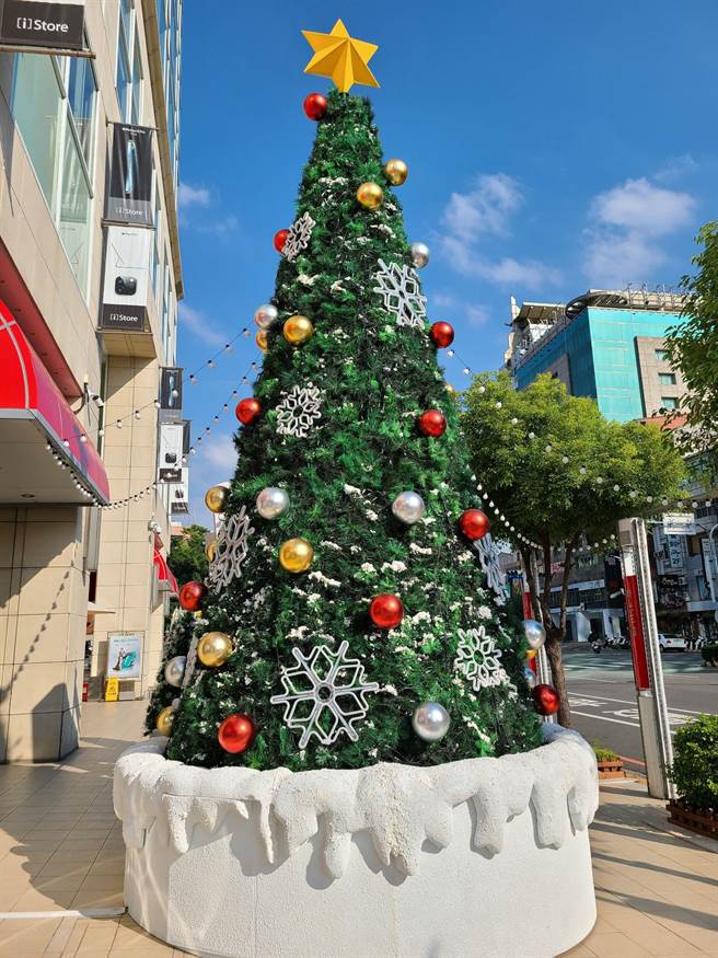新光三越嘉義垂楊店「雪地之森奇幻耶誕樹」。（新光三越提供）