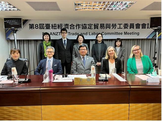 前排由左至右：綜合規劃司副司長賀麗娟、經濟部國際貿易局經濟副參事簡志宇、綜合規劃司司長王厚誠、紐西蘭商工辦事處代理代表季恩敏Aimee Jephson、紐西蘭商工辦事處經濟組組長陸雅蘭Alexandra Reuhman。圖／勞動部提供
