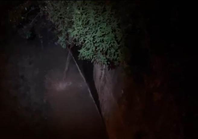 高雄鳳山溪上游鳳山圳24日深夜驚變粉紅色，市議員李雅靜發現有疑似有工廠排放廢水，開直播蒐證，並要求相關單位前來稽查。（李雅靜提供／洪浩軒高雄傳真）