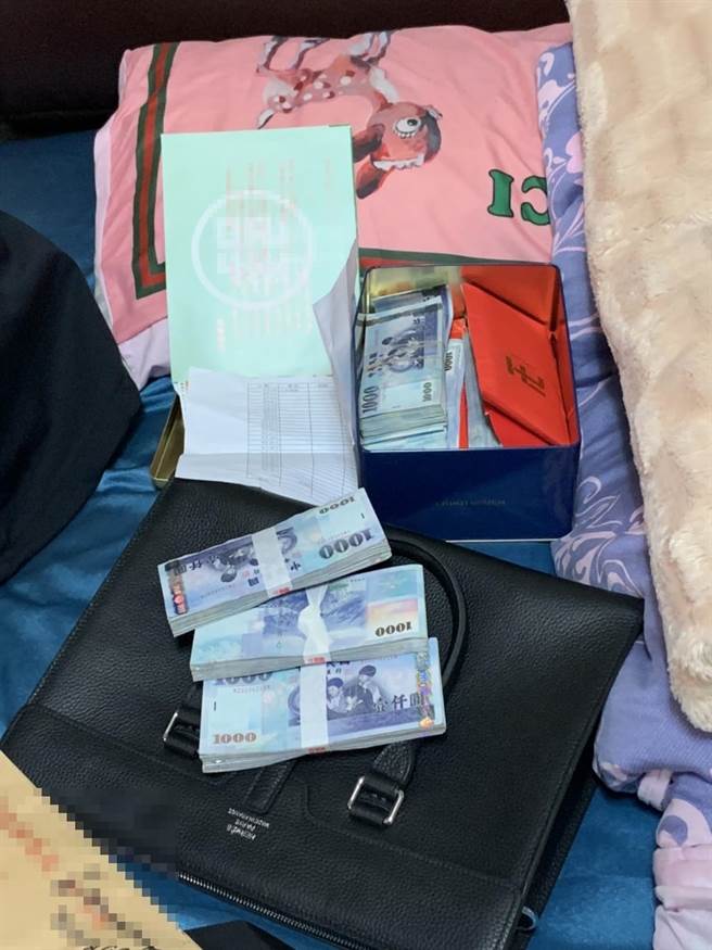 專案人員還蒐證到水仔交付水錢的畫面，當場人贓俱獲被警方「斷水流」。（台中市警察局提供／張妍溱台中傳真）