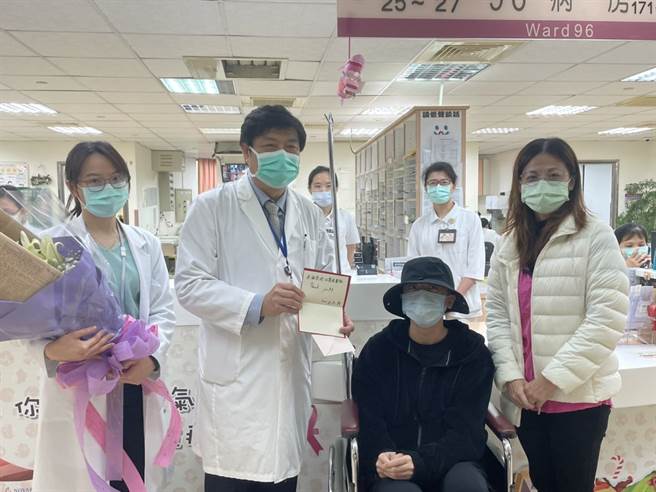 18歲宋姓男大生遭張男等3人持鋁棒圍毆，導致男顱底骨折、顱內出血，一度重度昏迷命危，25日上午在中榮醫療團隊的祝福下順利出院。（讀者提供／張妍溱台中傳真）