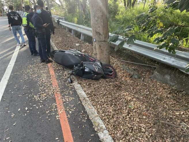 139线「死亡弯道」24日下午3点，19岁黄姓男大学生骑机车失控撞衝到对向车道撞路树惨死。（民眾提供／吴敏菁彰化传真）