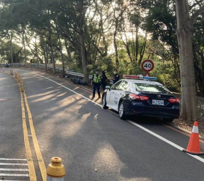 139线「死亡弯道」24日下午3点，19岁黄姓男大学生骑机车失控撞衝到对向车道撞路树惨死。（民眾提供／吴敏菁彰化传真）