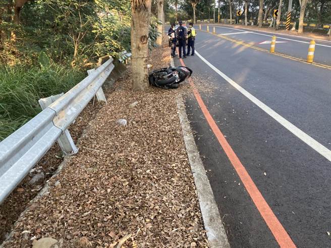 139线「死亡弯道」24日下午3点，19岁黄姓男大学生骑机车失控撞衝到对向车道撞路树惨死。（民眾提供／吴敏菁彰化传真）