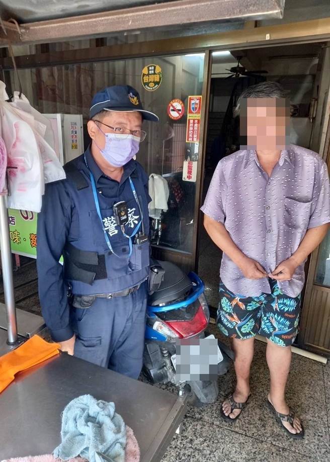 买菜骑错车的男子发现骑错车很抱歉，在警方协助下骑回自己的车。（斗六分局提供）