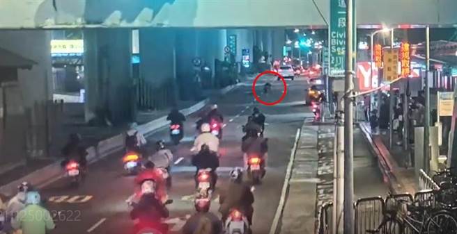 市民大道上，有一名男子赤裸上身，跑到路中间跳舞，图中红框处。(翻摄自影片)
