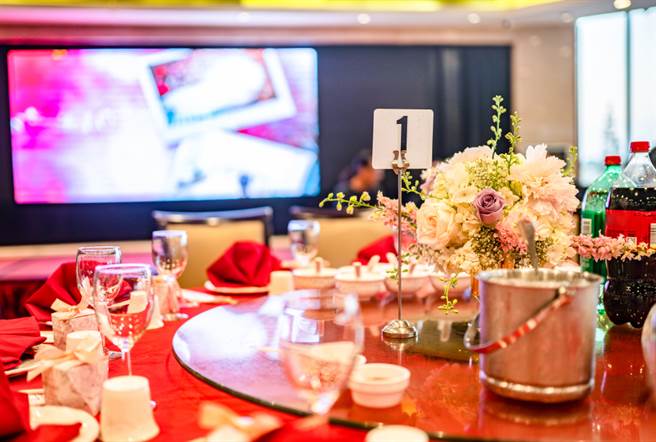 结婚细节多，但给「喜气红包」的潜规则很多人听都没听过。一名女网友好奇询问，现在是不是都要准备红包给餐厅工作人员，让不少网友相当惊讶，直呼从来没听过。（示意图/达志影像）