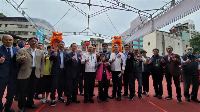 皇翔今日与新北市政府举办新庄文德段 508地号等53笔公办都市更新案的开工典礼，全案预计于113年完工。（王莫昀摄）