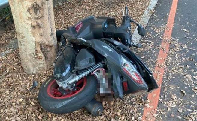 139线「死亡弯道」24日下午3点，19岁黄姓男大学生骑机车失控撞衝到对向车道撞路树惨死。（民眾提供／吴敏菁彰化传真）